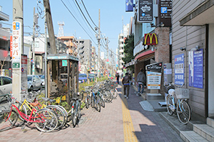 ①東急田園都市線「用賀」駅東口から出てください。階段を出て、右方向にまっすぐ歩いてください。