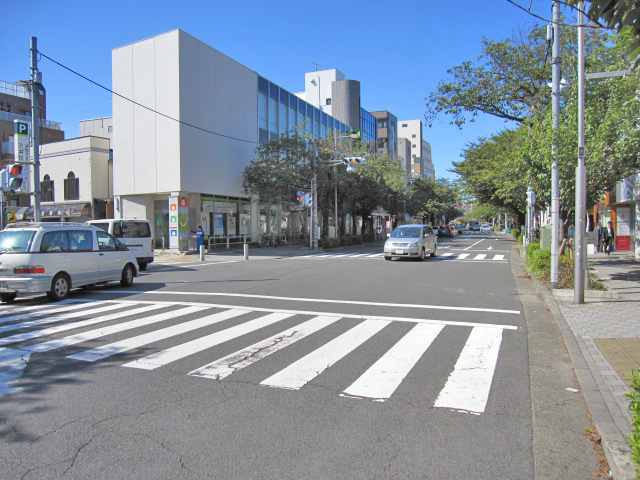 ①東急田園都市線「桜新町」駅西口から出てください。階段を出て前方にまっすぐ歩いてください。