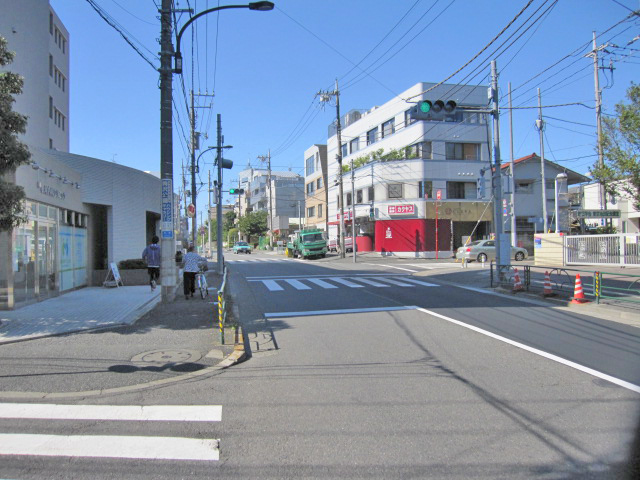 ④桜新町駅西口から４つ目の信号を通り過ぎてください。