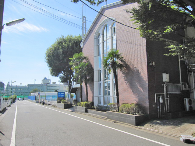 ⑧ここが教会です。ここまで徒歩で約９分かかります。正面は都立桜町高校です。